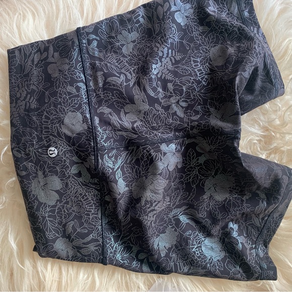 *Sold* Wunder Train High-Rise Shorts 6" - Picture 2 of 5